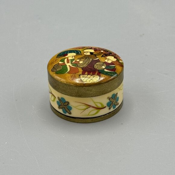 Vintage Hand Painted Round Lidded Trinket Box Three Villagers Snuff Pill Box - Picture 9 of 12